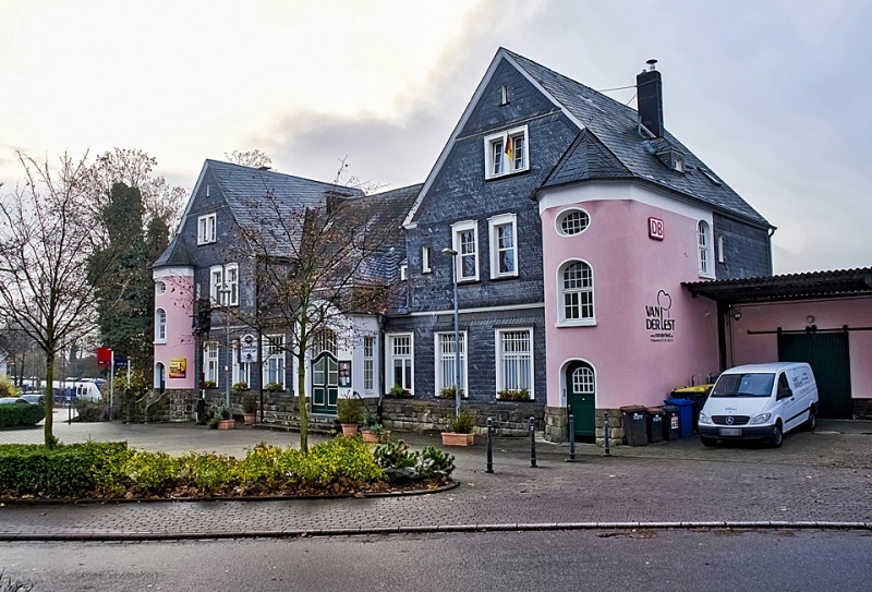 Fassade Kulturbahnhof mit rosa Erkern
