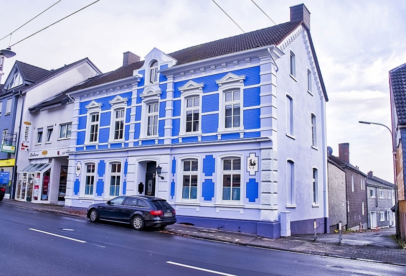 Fassade mit blauen Ziegeln