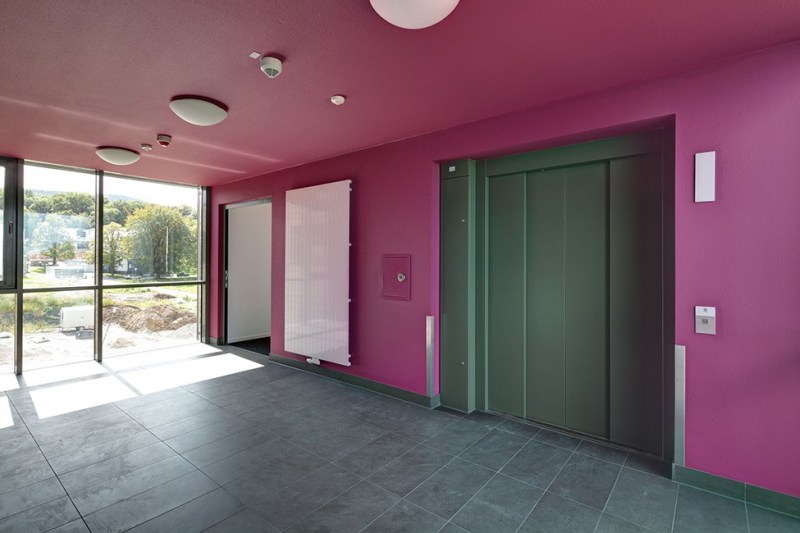 BX_Treppenhaus-Aufzug-pink_web