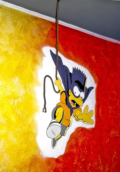 Bartman-vor-rot-organer-Wand