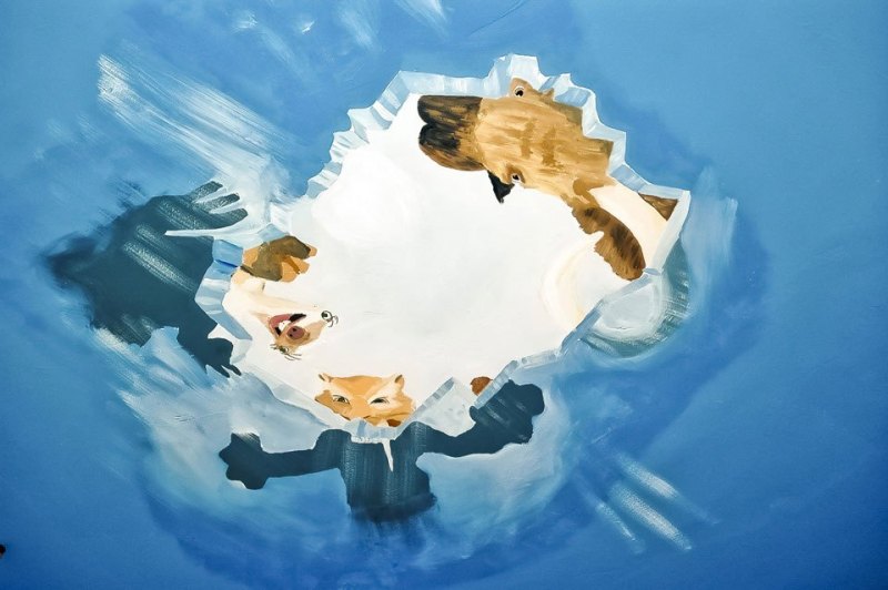 Ice-Age-hinter-blauer-Wand