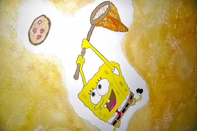Sponge-Bob-vor-beige-goldener-Wand