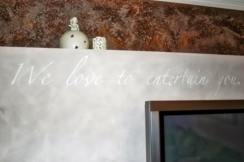 We-love-to-entertain-you-Schriftzug-im-Wohnzimmer