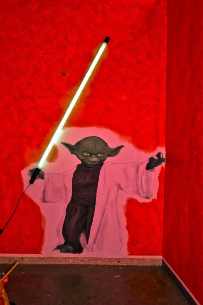 Yoda-vor-roter-Wand